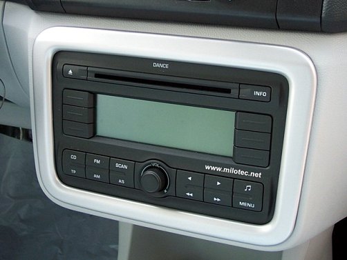 Stříbrný rámeček kolem rádia Škoda Fabia II 2006